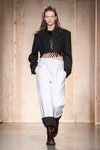 Top de rejilla negro de DKNY en FW de Nueva York para otoño/invierno 2016/2017