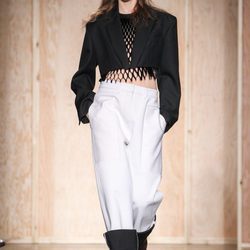 Top de rejilla negro de DKNY en FW de Nueva York para otoño/invierno 2016/2017
