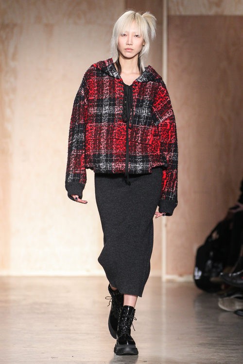 Abrigo tweed ancho de DKNY en FW de Nueva York para otoño/invierno 2016/2017