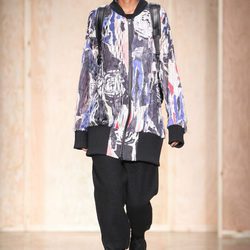 Chaqueta larga de DKNY en FW de Nueva York para otoño/invierno 2016/2017
