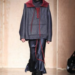 Sudadera gris perla oscuro de DKNY en FW de Nueva York para otoño/invierno 2016/2017