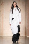 Maxi abrigo asimétrico de DKNY en FW de Nueva York para otoño/invierno 2016/2017