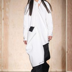 Maxi abrigo asimétrico de DKNY en FW de Nueva York para otoño/invierno 2016/2017