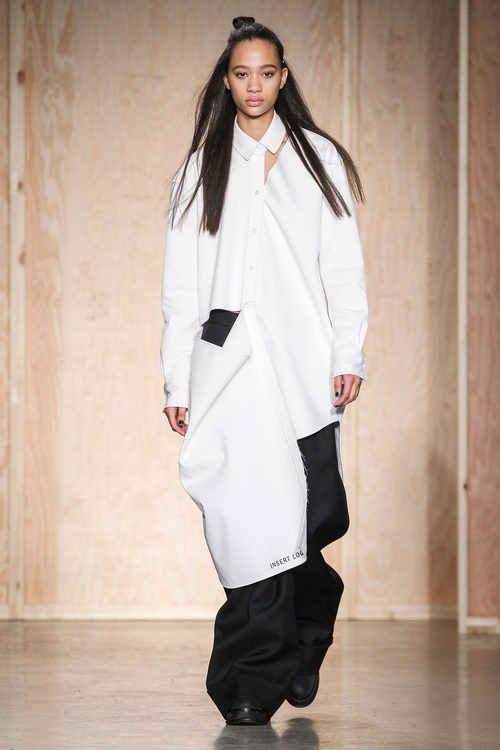 Maxi abrigo asimétrico de DKNY en FW de Nueva York para otoño/invierno 2016/2017
