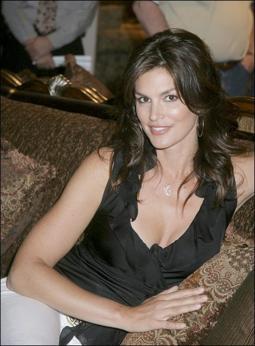Cindy Crawford posando en la presentación de su línea 'Cindy Crawford Home' 