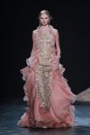 Vestido con volantes rosas de Marchesa en FW de Nueva York para otoño/invierno 2016/2017
