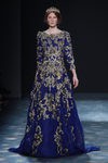 Vestido azul y dorado de Marchesa en FW de Nueva York para otoño/invierno 2016/2017