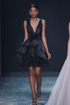 Vestido negro de volantes de Marchesa en FW de Nueva York para otoño/invierno 2016/2017