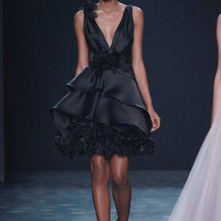 Vestido negro de volantes de Marchesa en FW de Nueva York para otoño/invierno 2016/2017