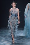 Vestido con plumas de Marchesa en FW de Nueva York para otoño/invierno 2016/2017