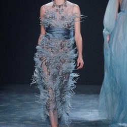 Vestido con plumas de Marchesa en FW de Nueva York para otoño/invierno 2016/2017