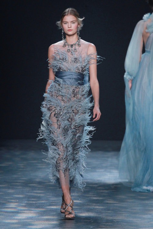 Vestido con plumas de Marchesa en FW de Nueva York para otoño/invierno 2016/2017