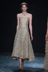 Vestido encaje dorado de Marchesa en FW de Nueva York para otoño/invierno 2016/2017