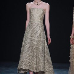 Vestido encaje dorado de Marchesa en FW de Nueva York para otoño/invierno 2016/2017