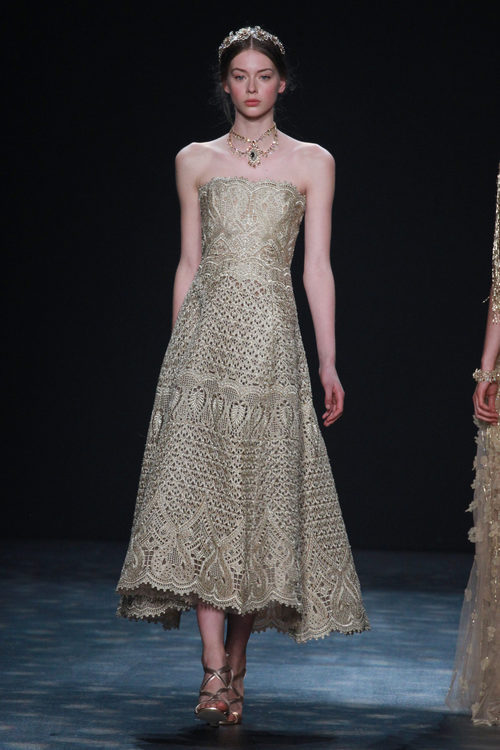 Vestido encaje dorado de Marchesa en FW de Nueva York para otoño/invierno 2016/2017
