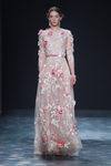 Vestido tul con detalles florales de Marchesa en FW de Nueva York para otoño/invierno 2016/2017
