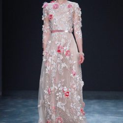 Vestido tul con detalles florales de Marchesa en FW de Nueva York para otoño/invierno 2016/2017