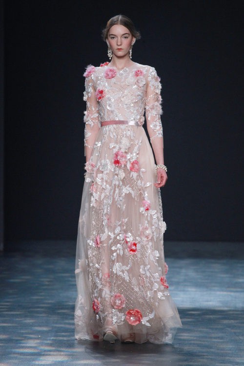 Vestido tul con detalles florales de Marchesa en FW de Nueva York para otoño/invierno 2016/2017