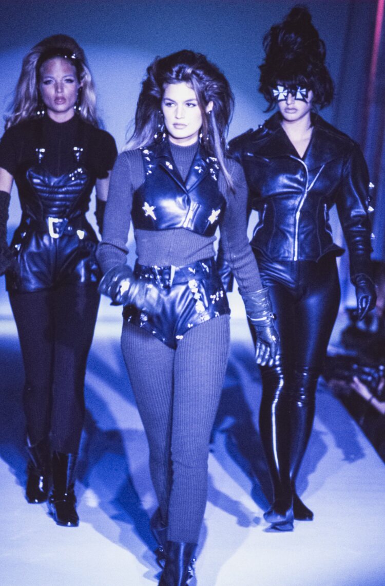 Cindy Crawford en el desfile 'Pret a Porter' de Thierry Mugler Otoño/Invierno en París