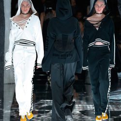 Conjuntos blanco y negro de Fenty by Rihanna en la FW de Nueva York para otoño/invierno 2016/2017