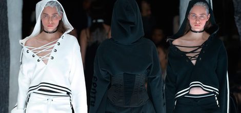 Conjuntos blanco y negro de Fenty by Rihanna en la FW de Nueva York para otoño/invierno 2016/2017