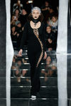 Bella Hadid con vestido de cuero de Fenty by Rihanna en la FW de Nueva York para otoño/invierno 2016/2017