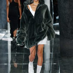 Maxi abrigo de pelo de Fenty by Rihanna en la FW de Nueva York para otoño/invierno 2016/2017