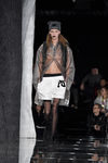Abrigo transparente de Fenty by Rihanna en la FW de Nueva York para otoño/invierno 2016/2017