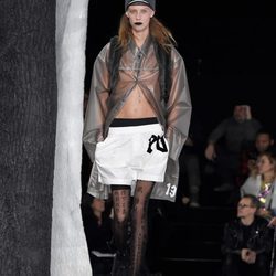 Abrigo transparente de Fenty by Rihanna en la FW de Nueva York para otoño/invierno 2016/2017