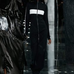 Vestido terciopelo con cremallera de Fenty by Rihanna en la FW de Nueva York para otoño/invierno 2016/2017