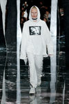 Look masculino blanco de Fenty by Rihanna en la FW de Nueva York para otoño/invierno 2016/2017