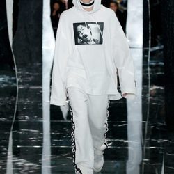 Look masculino blanco de Fenty by Rihanna en la FW de Nueva York para otoño/invierno 2016/2017