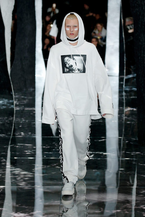 Look masculino blanco de Fenty by Rihanna en la FW de Nueva York para otoño/invierno 2016/2017