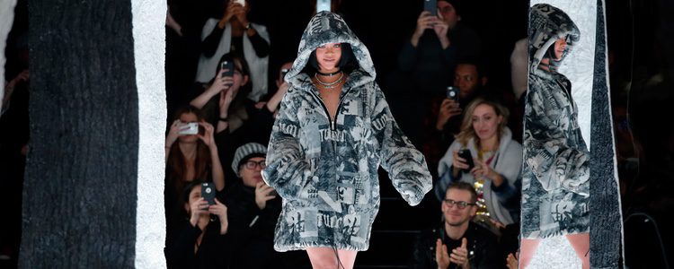 Rihanna con maxi abrigo de Fenty by Rihanna en la FW de Nueva York para otoño/invierno 2016/2017