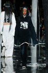 Estilo masculino aterciopelado negro de Fenty by Rihanna en la FW de Nueva York para otoño/invierno 2016/2017