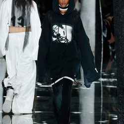 Estilo masculino aterciopelado negro de Fenty by Rihanna en la FW de Nueva York para otoño/invierno 2016/2017