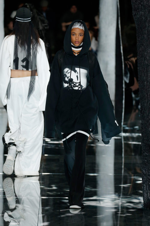 Estilo masculino aterciopelado negro de Fenty by Rihanna en la FW de Nueva York para otoño/invierno 2016/2017