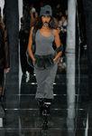 Vestido recto y pelo de Fenty by Rihanna en la FW de Nueva York para otoño/invierno 2016/2017