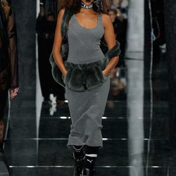 Vestido recto y pelo de Fenty by Rihanna en la FW de Nueva York para otoño/invierno 2016/2017