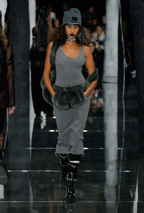 Vestido recto y pelo de Fenty by Rihanna en la FW de Nueva York para otoño/invierno 2016/2017