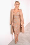 Blake Lively luce un diseño en tonalidad camel con detalles estampados azules serenity