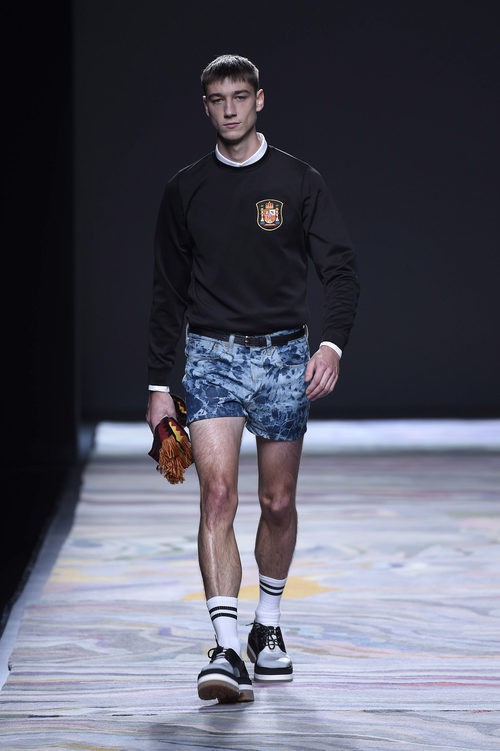 Short y jersey con escudo selección de David Delfín en la FW de Madrid para otoño/invierno 2016/2017
