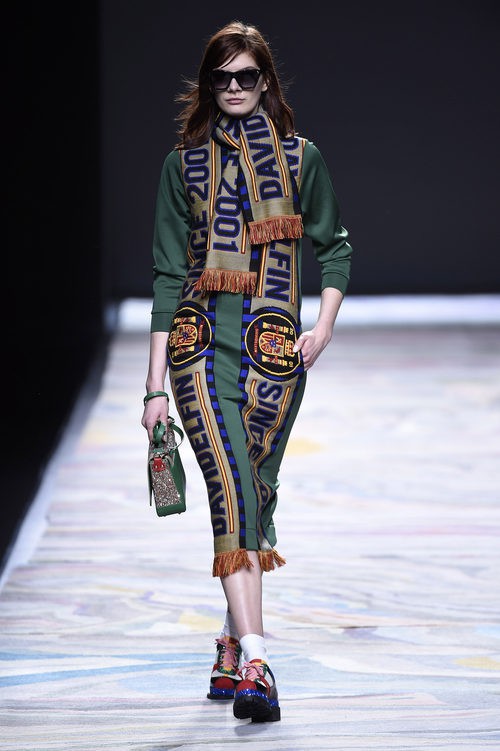 Vestido verde con bufanda de David Delfín en la FW de Madrid para otoño/invierno 2016/2017