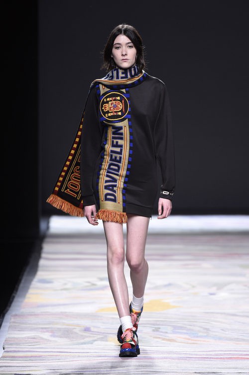 Vestido con bufanda de David Delfín en la FW de Madrid para otoño/invierno 2016/2017