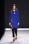 Jersey azul eléctrico y bufanda de David Delfín en la FW de Madrid para otoño/invierno 2016/2017
