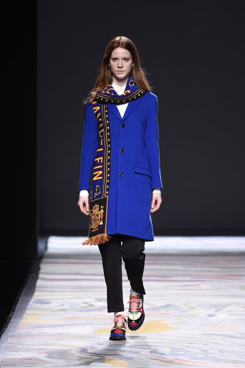 Jersey azul eléctrico y bufanda de David Delfín en la FW de Madrid para otoño/invierno 2016/2017