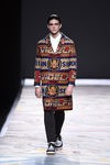 Maxi abrigo estampado de David Delfín en la FW de Madrid para otoño/invierno 2016/2017