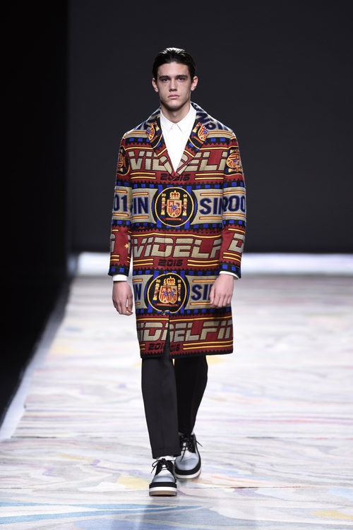 Maxi abrigo estampado de David Delfín en la FW de Madrid para otoño/invierno 2016/2017