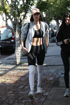 Bella Hadid con un look sporty chic paseando por Hollywood