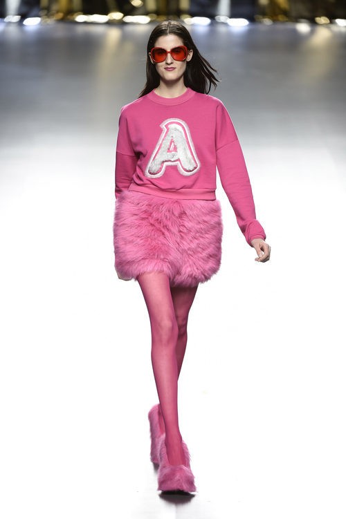 Look fucsia de Ágatha Ruiz de la Prada en la FW de Madrid para otoño/invierno 2016/2017